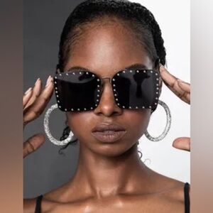 NWT/NIP SOLD OUT Akira “War At My Mind” Sunnies